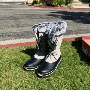 Women’s snow boots by KHOMBU, style = Emily, size 8 color gray
